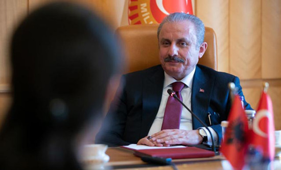 رئيس البرلمان التركي يتلقى الجرعة الثالثة من لقاح "توركوفاك"