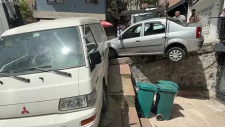 شاحنةٌ بلا سائقٍ تنزلق من منحدرٍ في إسطنبول وتُعلّق سيارةً فوق الهاوية