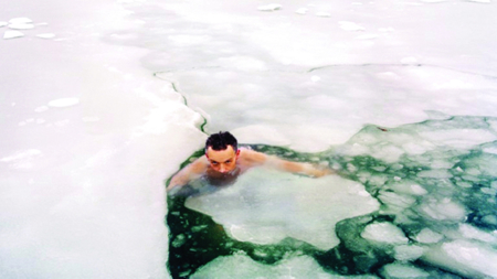 دراسة تؤكد: السباحة في الماء البارد تنقص الوزن