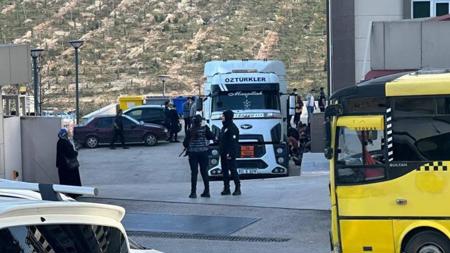 بينهم موتى وفاقدين للوعي.. العثور على 52 مهاجرًا غير نظامي داخل شاحنة وقود في تركيا
