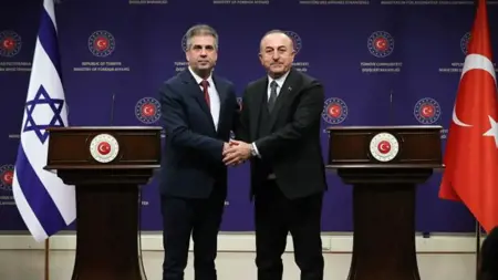 وزير الخارجية التركي يجري مكالمة هاتفية مع نظيره الإسرائيلي
