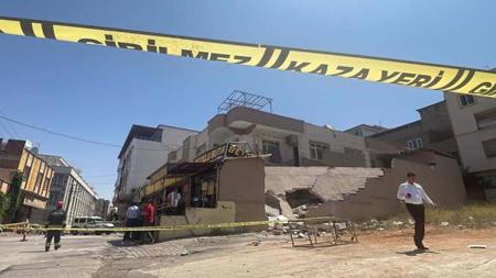 عاجل :4 جرحى في انهيار مبنى من طابقين في غازي عنتاب