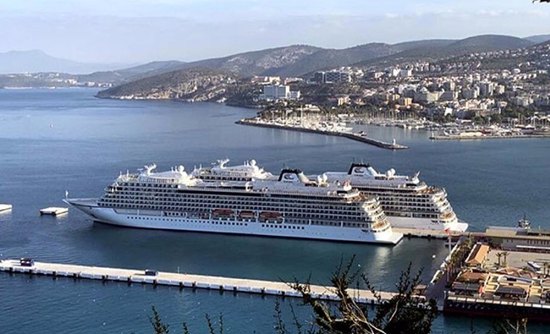 "قوش أداسي" التركية تستقبل سفن سياحية عملاقة
