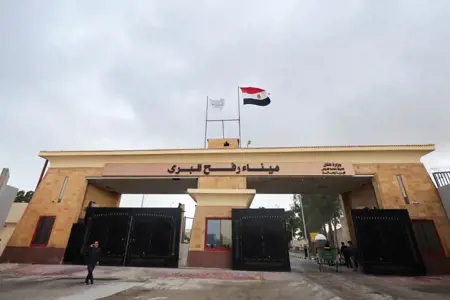 هل فرضت مصر رسوم إضافية من المسافرين عبر معبر رفح؟ جهات رسمية ترد