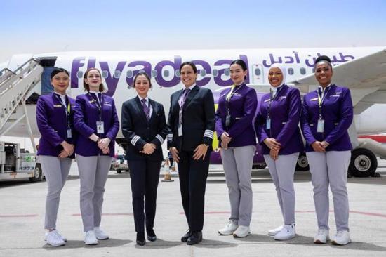 شركة طيران سعودية تسيير أول رحلة طيران بطاقم نسائي