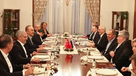 مائدة الإفطار تجمع وزير الخارجية التركي بنظيره الروسي