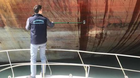 تركيا تفرض غرامة مالية باهظة على السفينة الملوثة للبحر في خليج ازميت