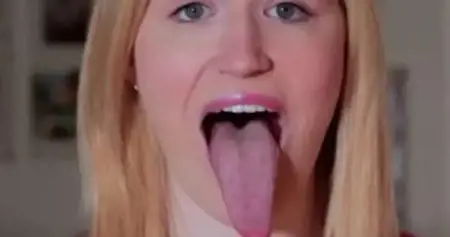 تلمس به عينها وتلعق أنفها.. فتاة أمريكية تسعى لدخول موسوعة غينيس" بلسانها الطويل"