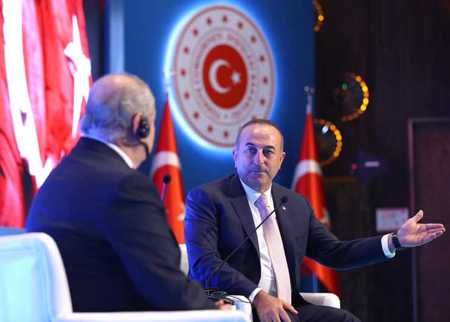 صورة وزير الخارجية التركي مع والده في مسقط رأسه