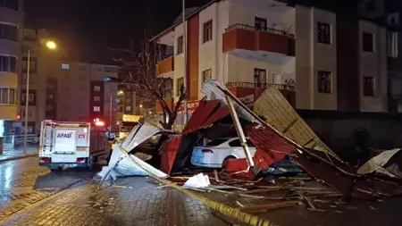  تطاير أسطح بعض الأبنية في  ولاية بيتليس بسبب العاصفة القوية