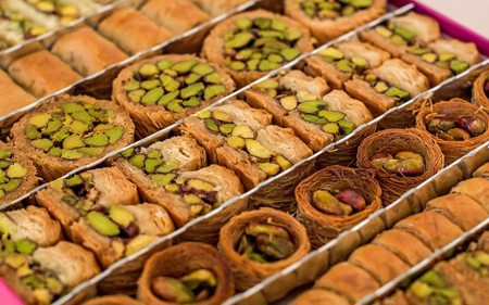 مخاطر الإفراط في تناول الحلوى بعد الإفطار خلال شهر رمضان