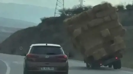 انقلاب سيارة محملة بحزم قش على طريق سريع في باليكسير