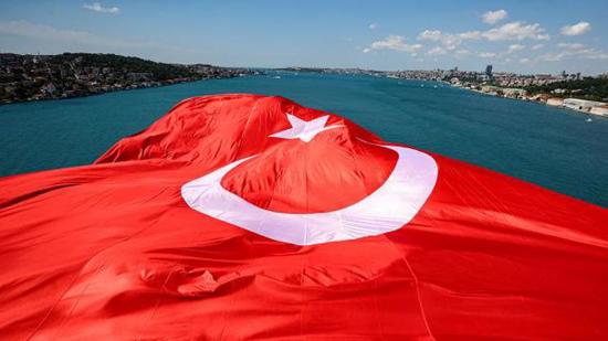 في مشهد رائع.. علم تركيا العملاق يزين جسر شهداء 15 تموز باسطنبول