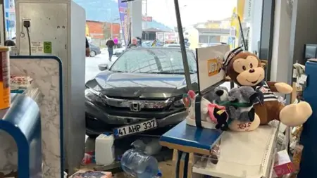 دخول سيارة إلى متجر بمحطة وقود بكوجالي بشكل مفاجئ "داس صاحبها بنزين بدلا من الفرامل"
