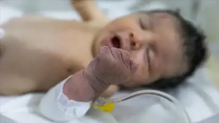 آية.. رضيعة تفتح عيونها على الدنيا تحت أنقاض منزلها شمالي سوريا