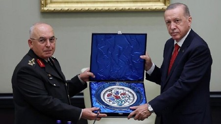 لم يتمالك نفسه.. أردوغان يودع قائد القوات البرية بعد إحالته للتقاعد بالدموع