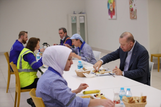 الرئيس أردوغان يحل ضيفًا على مائدة إفطار عمال أحد المصانع 
