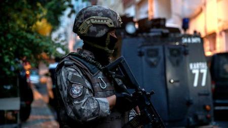 اعتقال 10 أشخاص بتهمة الإنضمام إلى منظمة إرهابية في اسطنبول