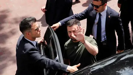 الرئيس الأوكراني فولوديمير زيلينسكي يغادر تركيا