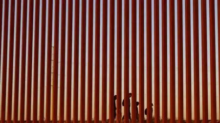 بايدن يستعد لإغلاق الحدود الأمريكية المكسيكة مؤقتًا بايدن يستعد لإغلاق الحدود الأمريكية المكسيكة مؤقتًا