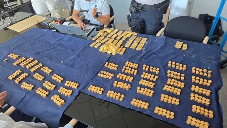 طالب يعثر على كنز بـ10 ملايين دولار داخل جدار مصنع مهجور!