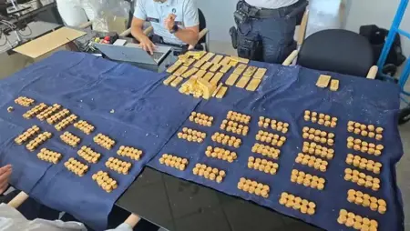 طالب يعثر على كنز بـ10 ملايين دولار داخل جدار مصنع مهجور!