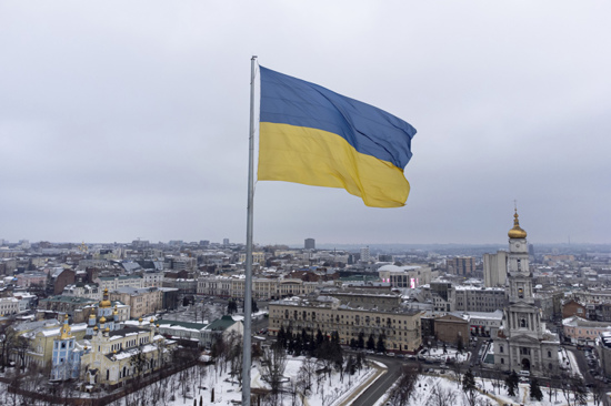 روسيا تبدأ بإجلاء موظفيها من جميع مقرات بعثاتها الدبلوماسية في أوكرانيا
