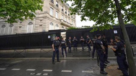 رجل يحاول اقتحام السفارة القطرية في باريس ويقتل الحارس
