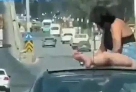 توقيف امرأة وسائق بعد ظهورها فوق سقف سيارة متحركة في مانيسا