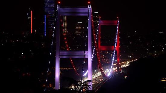 جسور اسطنبول تُضاء باللونين الأبيض والأحمر.. والسبب؟