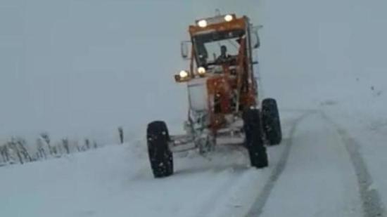 تركيا ..الثلوج الكثيفة تغلق الطريق السريع بينجول-أرضروم