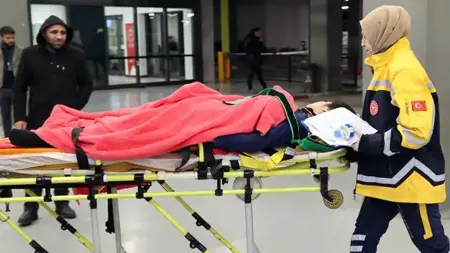 مستشفيات إسطنبول تواصل تقديم العلاج لمصابي الزلازل