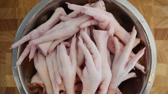 كنز غذائي مدفون.. تعرف على فوائد تناول أرجل الدجاج