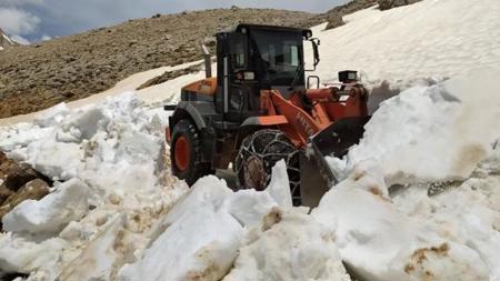 في شهر مايو.. الثلوج تغلق طرقات أنطاليا التركية