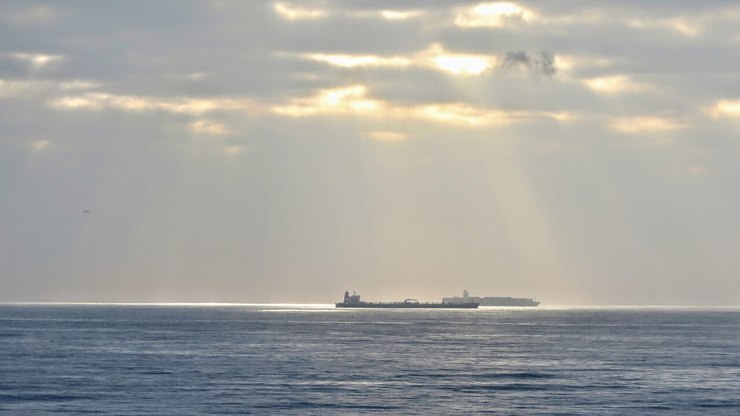 القيادة المركزية الأمريكية تعلن غرق ناقلة إيرانية