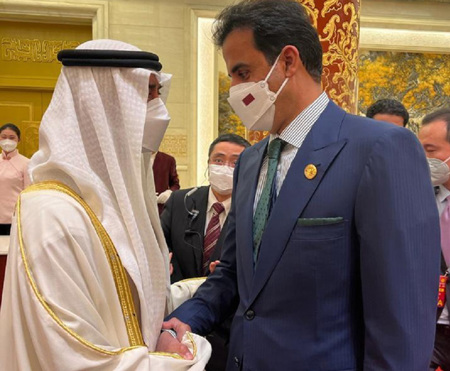 لأول مرة منذ الأزمة الخليجية.. أمير قطر يلتقي ولي عهد أبو ظبي