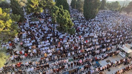 عشرات الآلاف من المصلين يؤدون صلاة عيد الأضحى في الأقصى