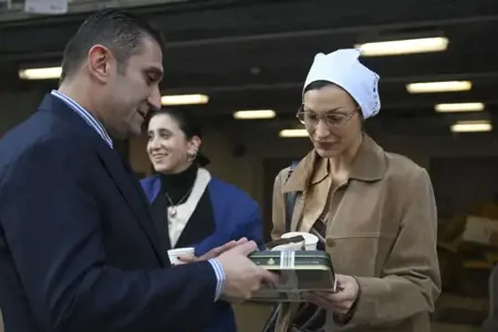 عارضة الأزياء الفلسطينية بيلا حديد تساهم في دعم متضرري زلزال تركيا