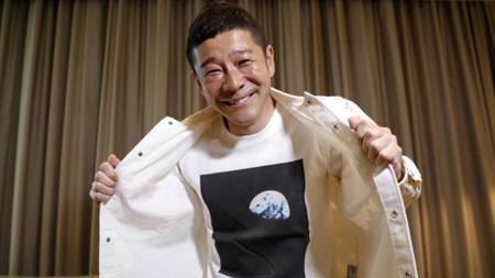 ملياردير ياباني يشتري رحلة  إلى القمر ويعلن عن مرافقيه