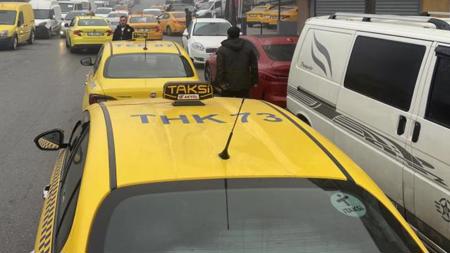 قائمة انتظار طويلة لسيارات الأجرة في إسطنبول بعد قرار رفع الرسوم 