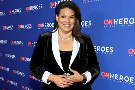 مذيعة CNN تبكي على الهواء لإصابتها بالسرطان مذيعة CNN تبكي على الهواء لإصابتها بالسرطان