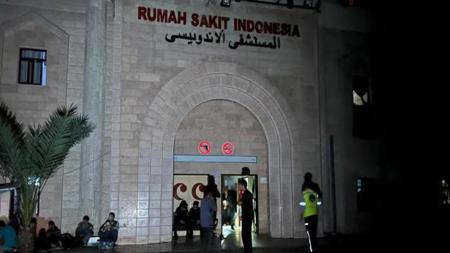 المستشفى الإندونيسي شمال غزة يغرق في الظلام