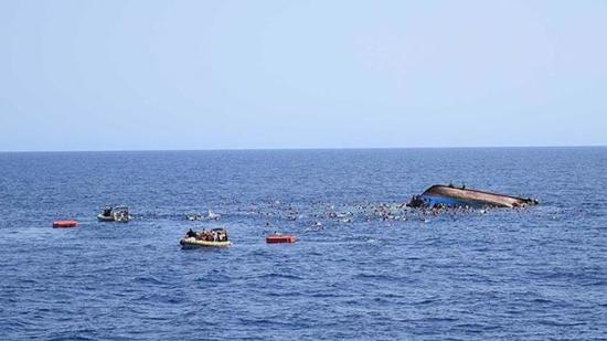 مصرع 15 مهاجرًا غير شرعي عقب غرق زورقان في اليونان