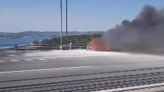 اندلاع حريق في سيارة على جسر السلطان محمد الفاتح
