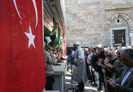 تركيا تشهد لحظات مؤثرة أثناء أداء صلاة الغائب على شهداء فلسطين