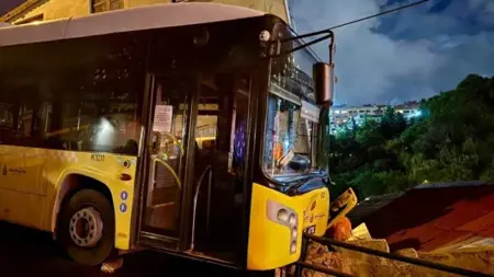 خروج حافلة عن السيطرة واصطدامها بحواجز في إسطنبول بسبب الأمطار