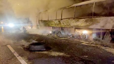 إنقاذ 25 راكبا من حريق ضخم في حافلة على طريق بورصة