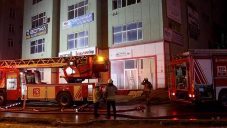 اخماد حريق شب في ورشة للأبواب الفولاذية بإسطنبول