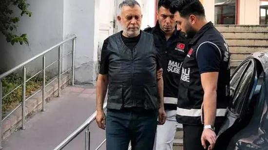 مساعدة هالوك ليفنت: "زوّر توقيعي على الشيكات وحوّلت العقارات لدائنيه.. لقد استغلني وأحرقني بديونه"