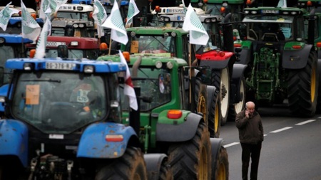 مزارعون يهددون بإغلاق باريس غدا